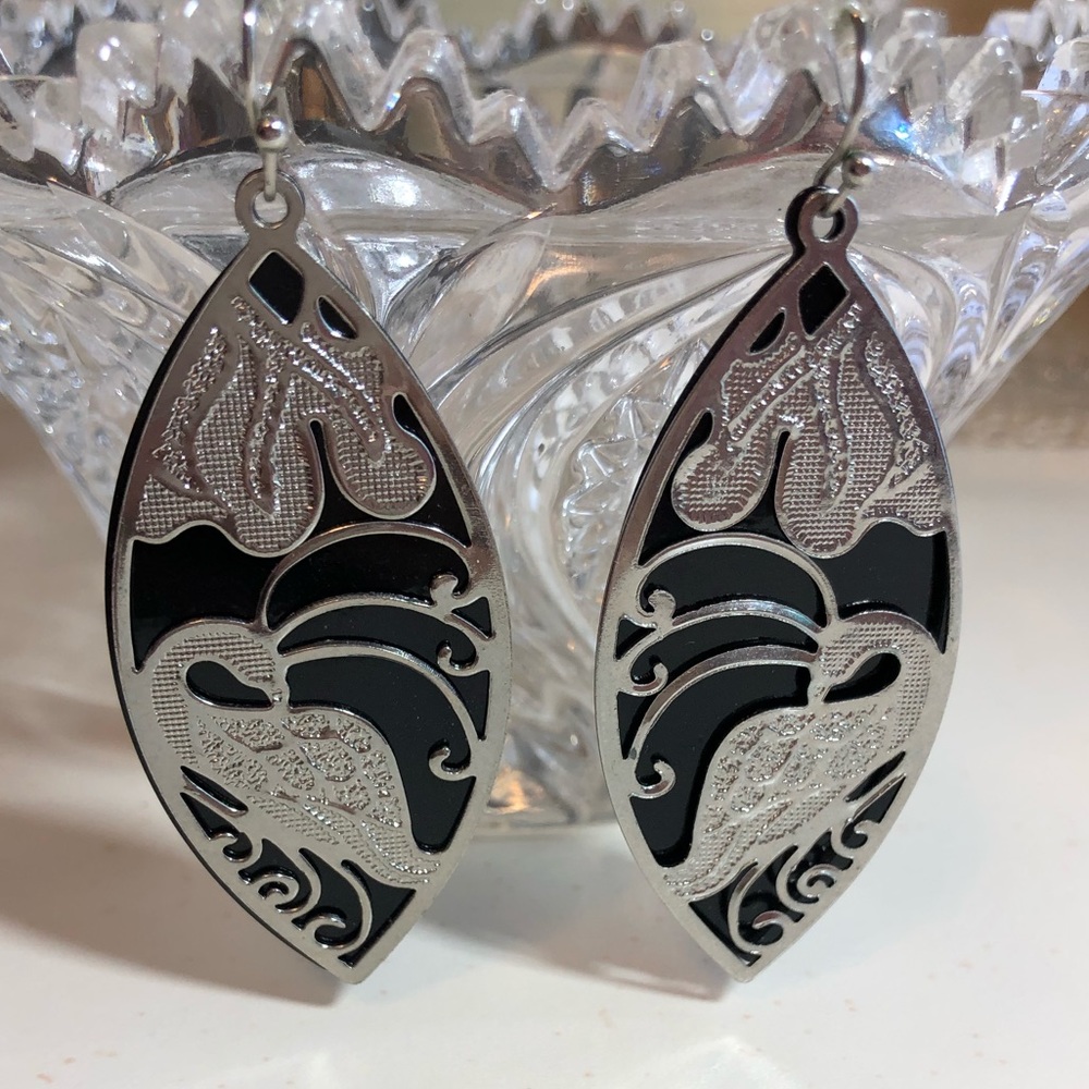 1 pair of earrings